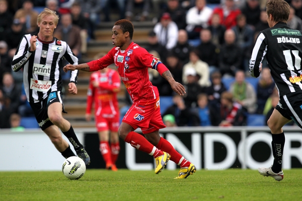 t_agyemandickson2012b