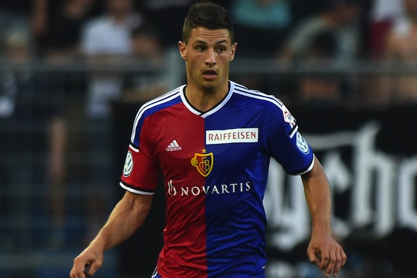 Arsenal Sveitsin maajoukkuepuolustajan perässä – erinomaisia esityksiä Mestarien liigassakin!