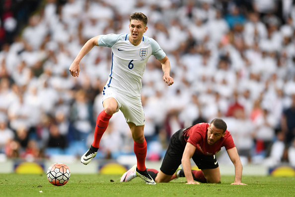 John Stonesin osuma sai muutaman paidan märäksi baarissa – katso video!