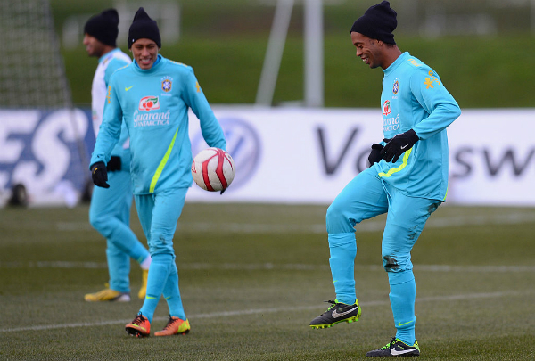 getty_neymarronaldinho20130205
