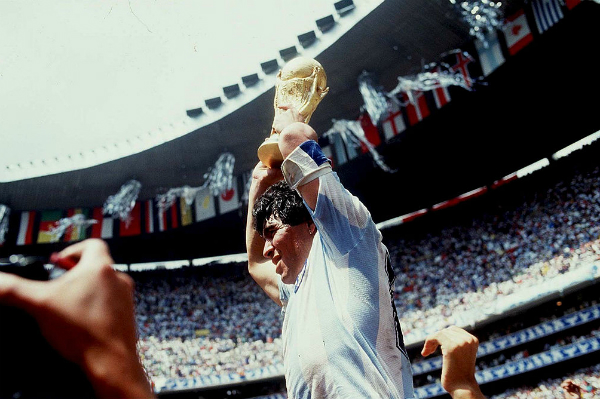 getty_maradonadiego19860701