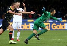 Video: Tästä ei viime hetken tasoitus parane! – Beneventossa juhlitaan maalivahdin huikeaa osumaa: ”Suljin silmäni ja hyppäsin”