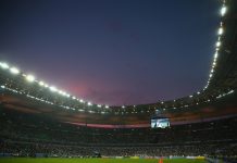 Ranskan EM-karsintaottelun häpeällinen tuplafarssi suututti vierasjoukkueen ja kannattajat – kuuluttuja pahensi tilannetta uudella virheellä